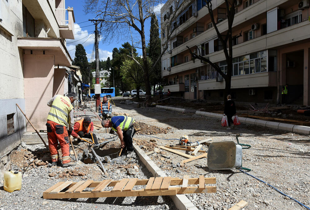 <p>Stanovnici više podgoričkih naselja žalili su se da tokom kišnih perioda ne mogu da izađu iz kuća jer je voda “skoro do koljena”, tvrde da im je saobraćanje znatno otežano zbog radova, nadležni ćute</p>