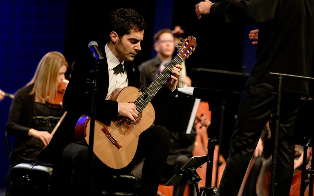 <p>Koncert je rezultat saradnje Fondacije Miloš Karadaglić, Crnogorskog narodnog pozorišta, Muzičkog centra Crne Gore i Ministarstva kulture i medija i, kako je istakao Karadaglić, svi su udružili snage za neku bolju ideju budućnosti</p>