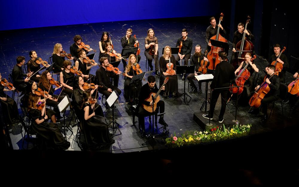 <p>Koncert je rezultat saradnje Fondacije Miloš Karadaglić, Crnogorskog narodnog pozorišta, Muzičkog centra Crne Gore i Ministarstva kulture i medija i, kako je istakao Karadaglić, svi su udružili snage za neku bolju ideju budućnosti</p>