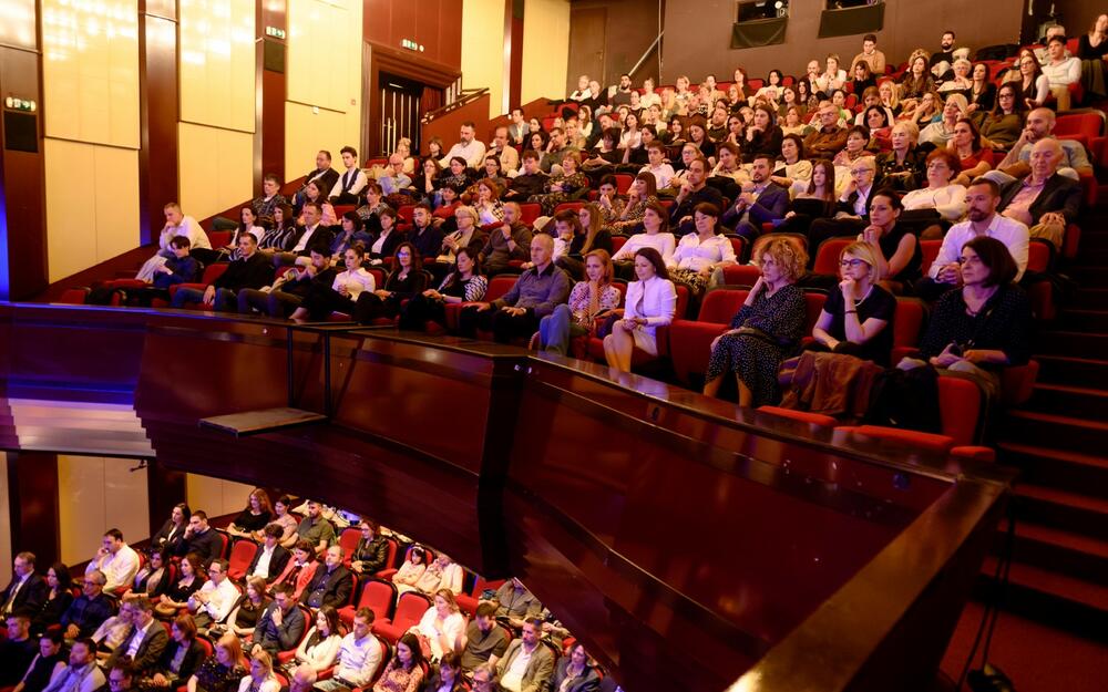 <p>Koncert je rezultat saradnje Fondacije Miloš Karadaglić, Crnogorskog narodnog pozorišta, Muzičkog centra Crne Gore i Ministarstva kulture i medija i, kako je istakao Karadaglić, svi su udružili snage za neku bolju ideju budućnosti</p>