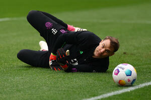 Neuer trained before the match with Arsenal