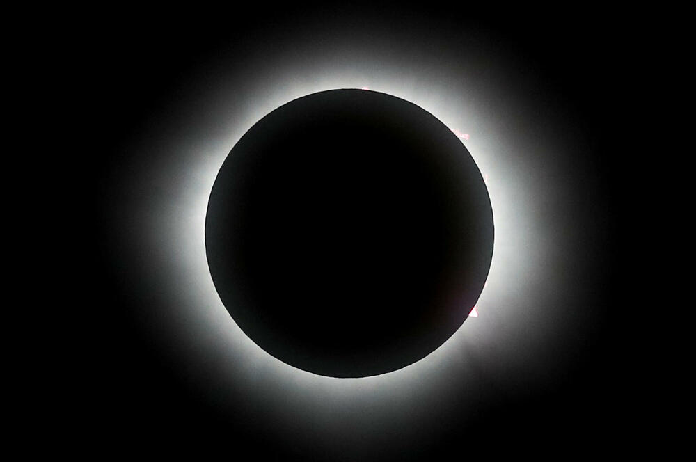 <p>Dok je sjenka Mjeseca nešto više od četiri minuta prekrivala Sunce, srećnici su umjesto plavog dnevnog neba vidjeli crno, noćno, pojavile su se i jače zvijezde</p>