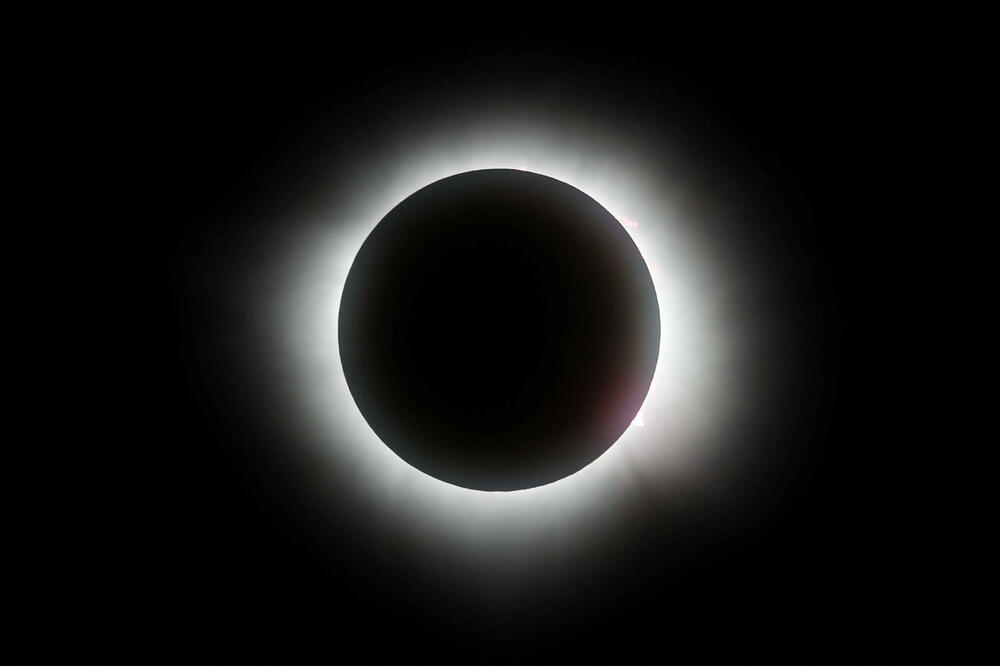 <p>Dok je sjenka Mjeseca nešto više od četiri minuta prekrivala Sunce, srećnici su umjesto plavog dnevnog neba vidjeli crno, noćno, pojavile su se i jače zvijezde</p>