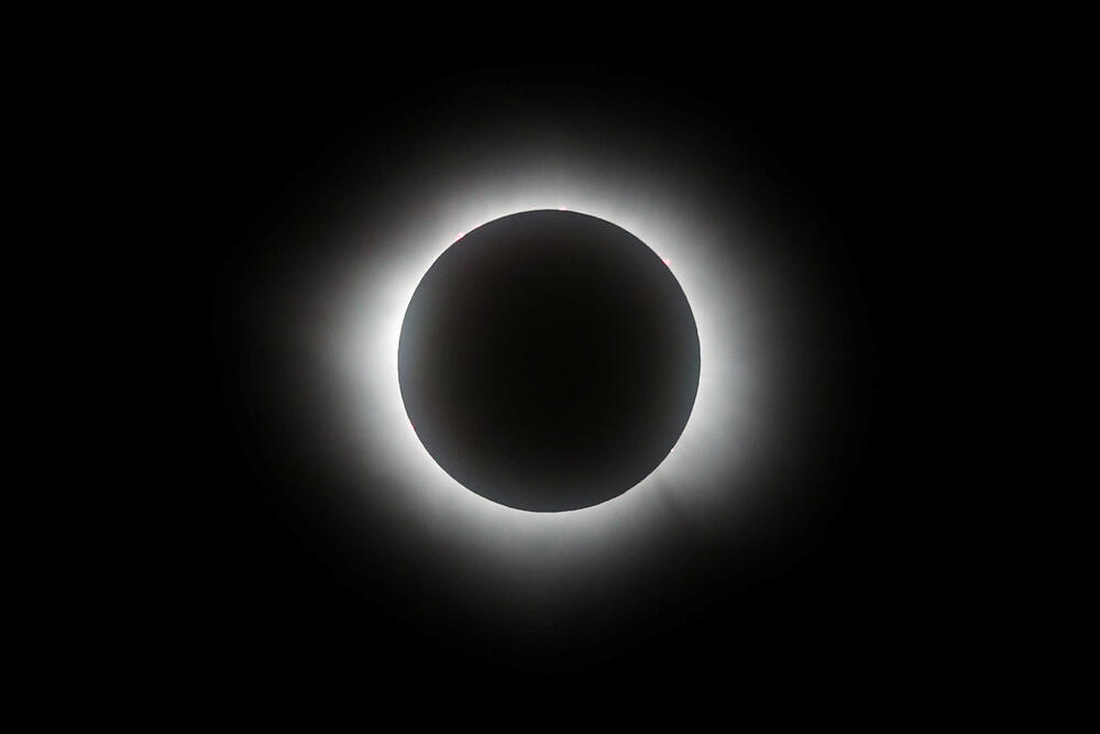 <p>Dok je sjenka Mjeseca nešto više od četiri minuta prekrivala Sunce, srećnici su umjesto plavog dnevnog neba vidjeli crno, noćno, pojavile su se i jače zvijezde</p>