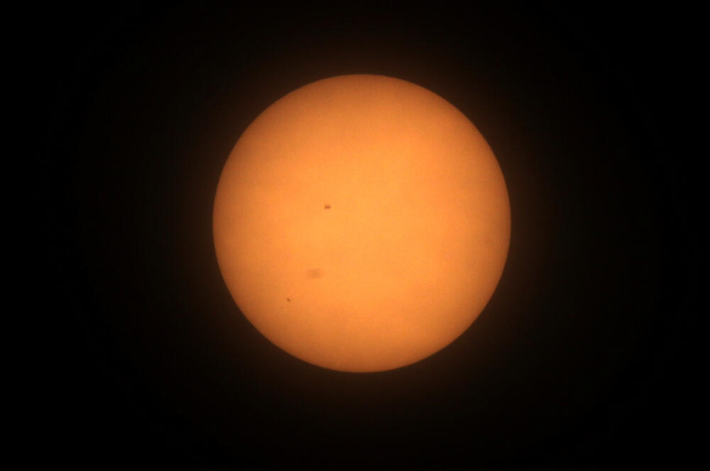 <p>Dok je sjenka Mjeseca nešto više od četiri minuta prekrivala Sunce, srećnici su umjesto plavog dnevnog neba vidjeli crno, noćno, pojavile su se i jače zvijezde</p>