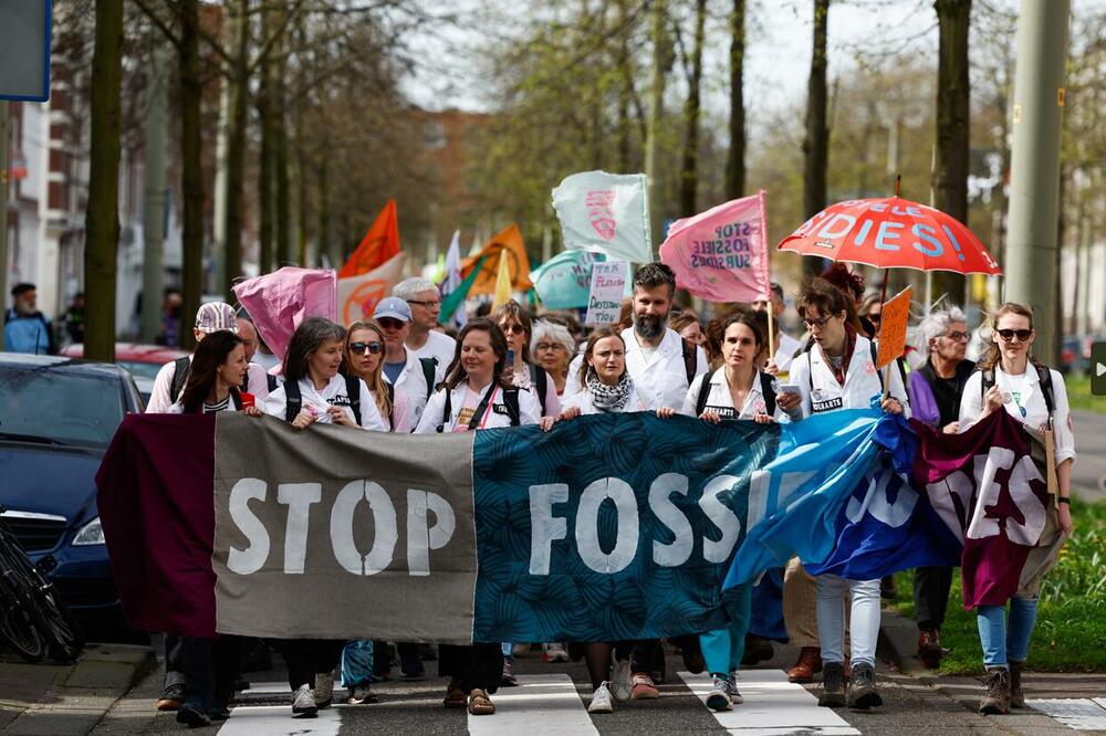 Klimatski aktivisti marširaju kako bi blokirali autoput da bi osigurali da holandska vlada zaustavi subvencije za fosilna goriva, u Hagu, Foto: Reuters