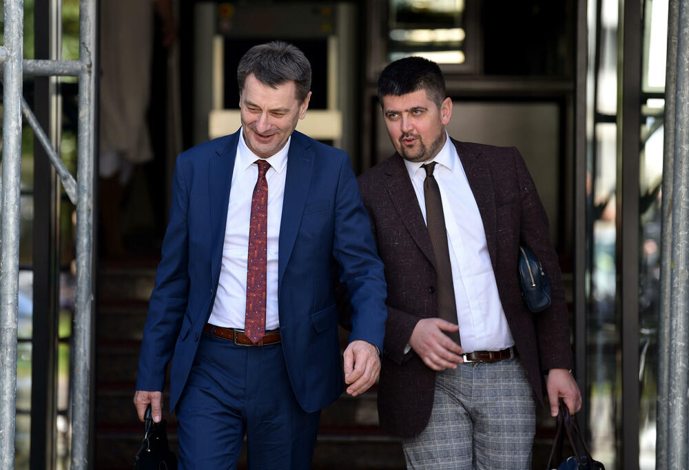 <p>Sud je konstatovao da optuženi Luka Bulatović nije primio optužnicu i sud je dao rok da bi spremio odbranu. Njemu je sud danas uručio optužnicu</p>