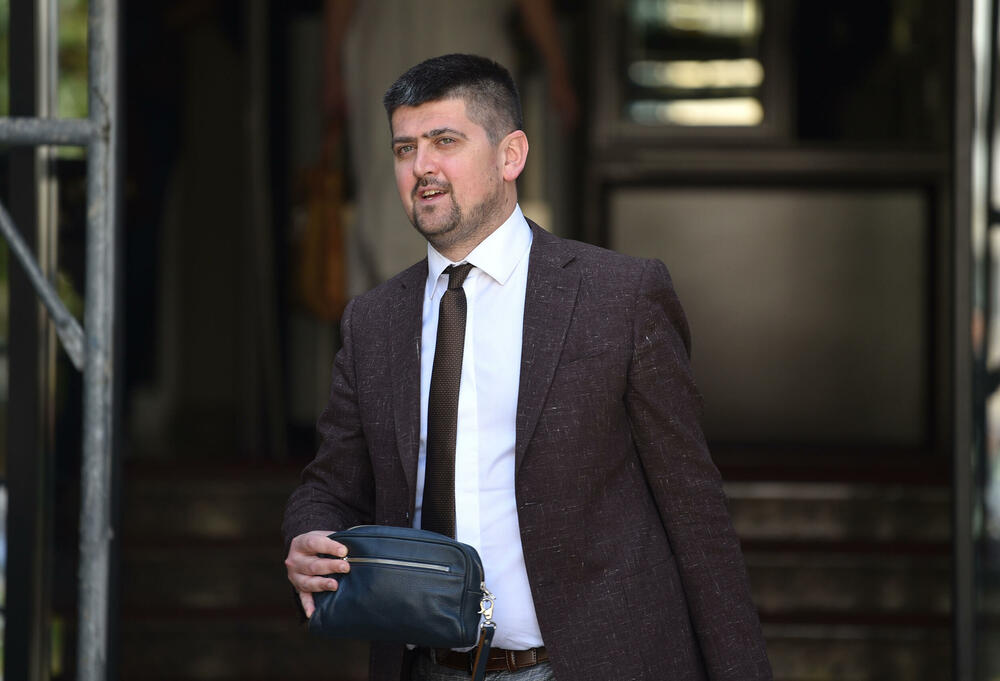 <p>Sud je konstatovao da optuženi Luka Bulatović nije primio optužnicu i sud je dao rok da bi spremio odbranu. Njemu je sud danas uručio optužnicu</p>