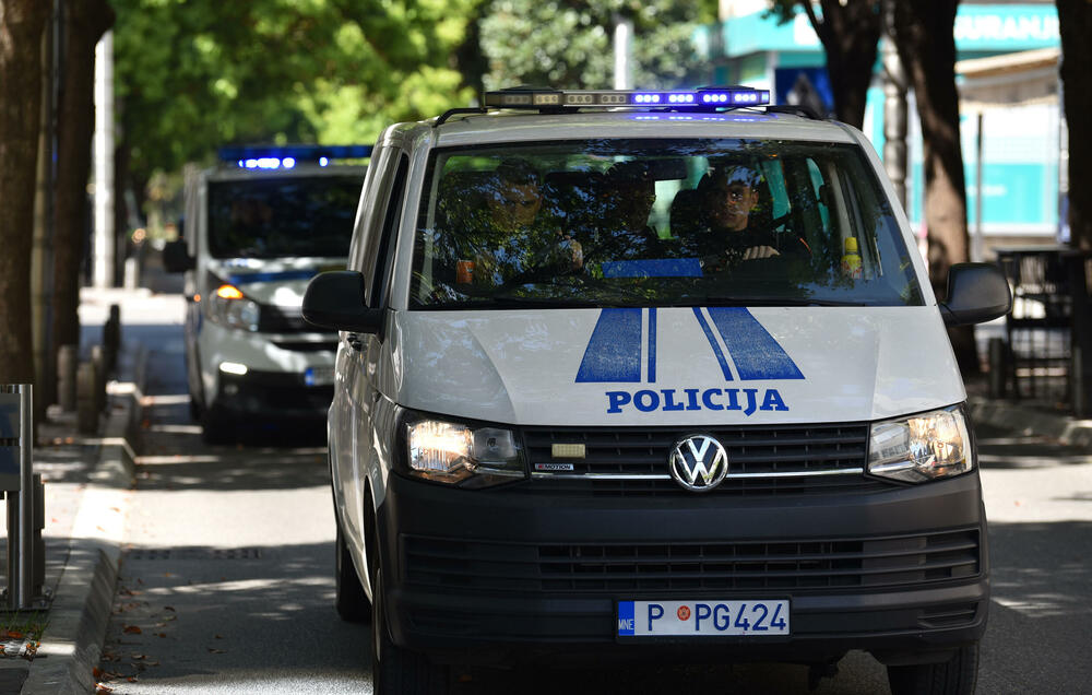 <p>Sud je konstatovao da optuženi Luka Bulatović nije primio optužnicu i sud je dao rok da bi spremio odbranu. Njemu je sud danas uručio optužnicu</p>