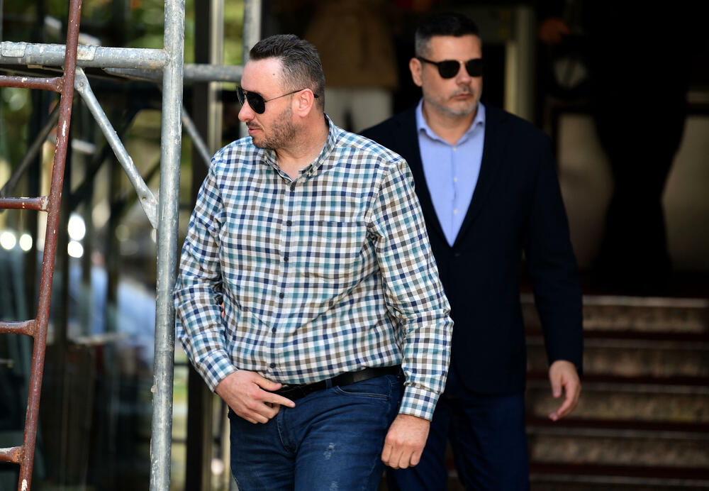 <p>Sud je konstatovao da optuženi Luka Bulatović nije primio optužnicu i sud je dao rok da bi spremio odbranu. Njemu je sud danas uručio optužnicu</p>