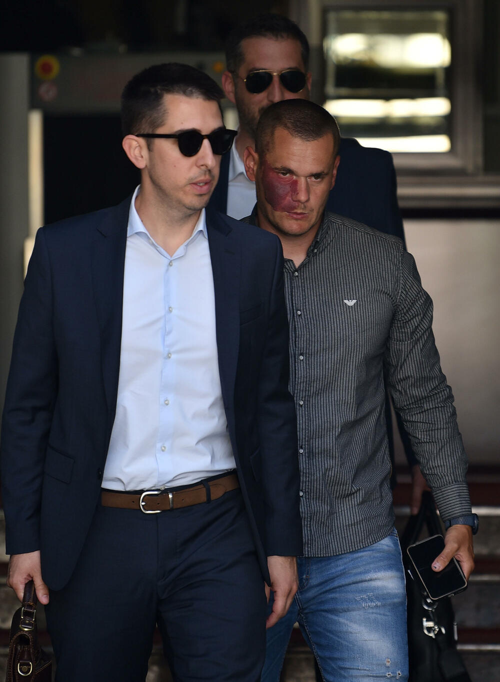 <p>Sud je konstatovao da optuženi Luka Bulatović nije primio optužnicu i sud je dao rok da bi spremio odbranu. Njemu je sud danas uručio optužnicu</p>