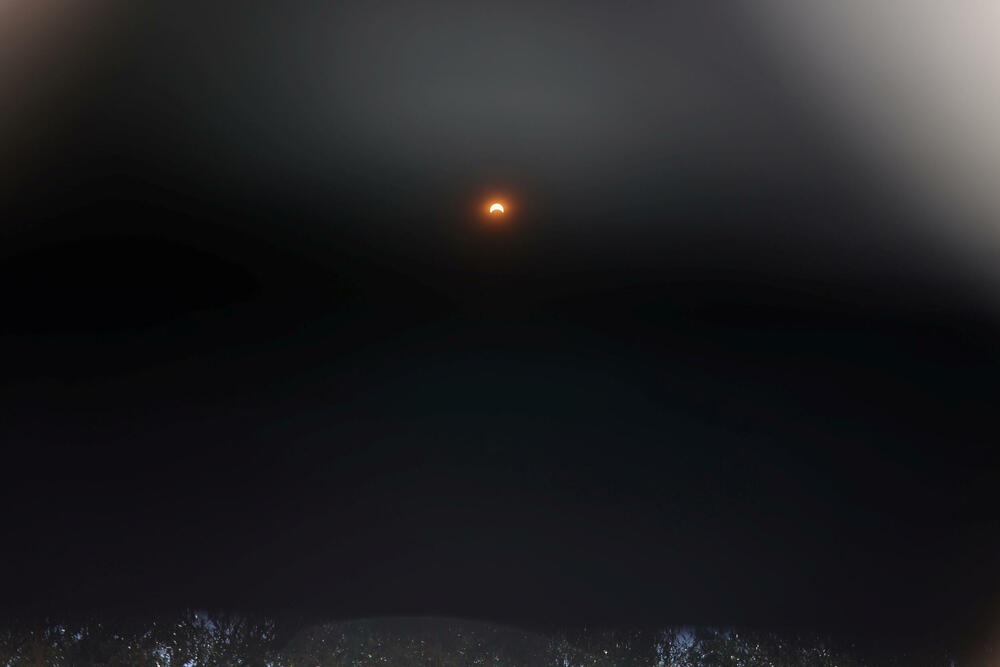 <p>Dok je sjenka Mjeseca nešto više od četiri minuta prekrivala Sunce, srećnici su umjesto plavog dnevnog neba vidjeli crno, noćno, pojavile su se i jače zvijezde</p>