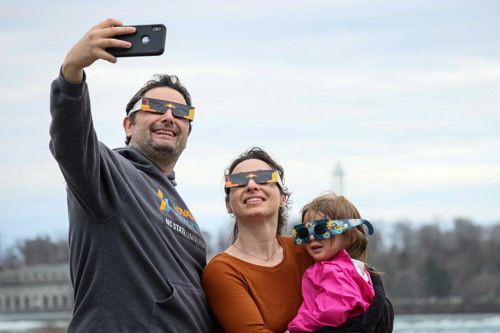 <p>Dok je sjenka Mjeseca nešto više od četiri minuta prekrivala Sunce, srećnici su umjesto plavog dnevnog neba vidjeli crno, noćno, pojavile su se i jače zvijezde</p>