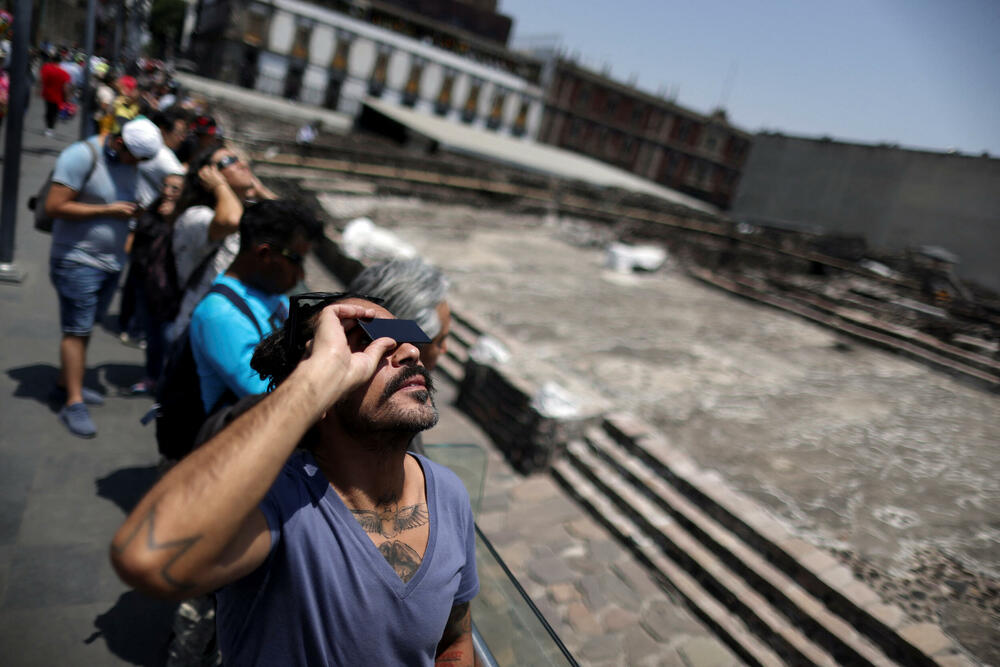 <p>Dok je sjenka Mjeseca nešto više od četiri minuta prekrivala Sunce, srećnici su umjesto plavog dnevnog neba vidjeli crno, noćno, pojavile su se i jače zvijezde</p>
