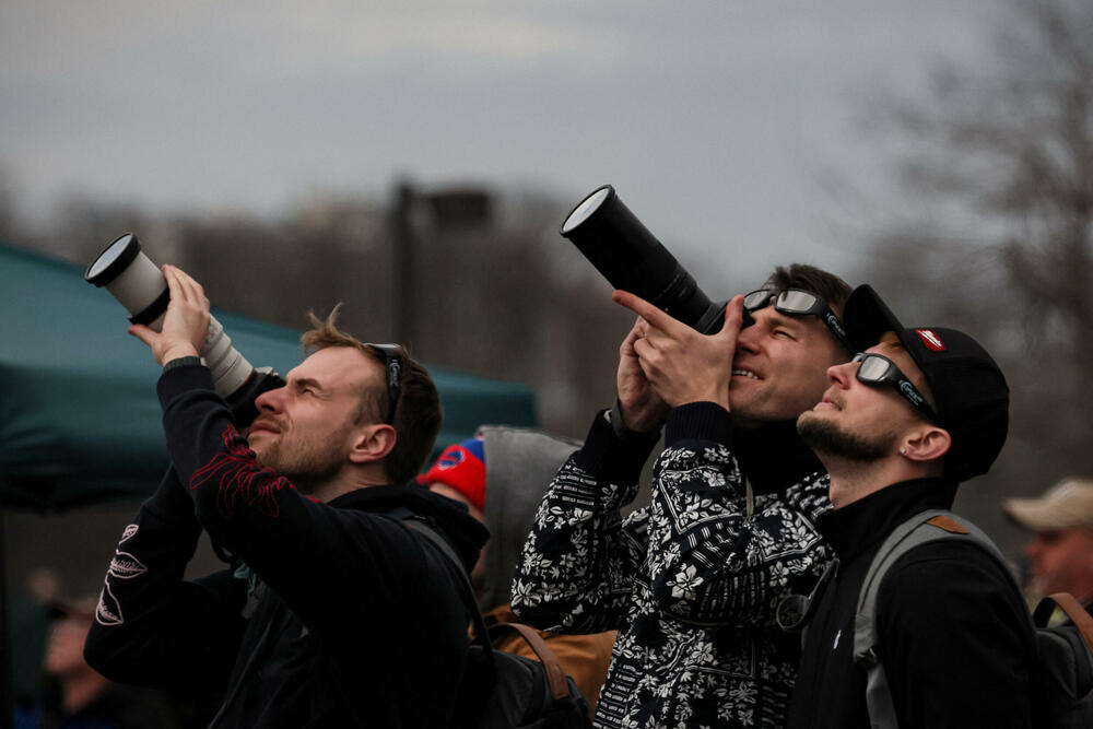 <p>Dok je sjenka Mjeseca nešto više od četiri minuta prekrivala Sunce, srećnici su umjesto plavog dnevnog neba vidjeli crno, noćno, pojavile su se i jače zvijezde</p>