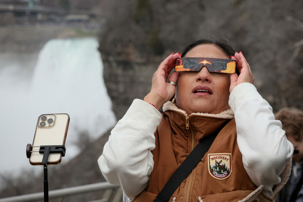 <p>Dok je sjenka Mjeseca nešto više od četiri minuta prekrivala Sunce, srećnici su umjesto plavog dnevnog neba vidjeli crno, noćno, pojavile su se i jače zvijezde</p>