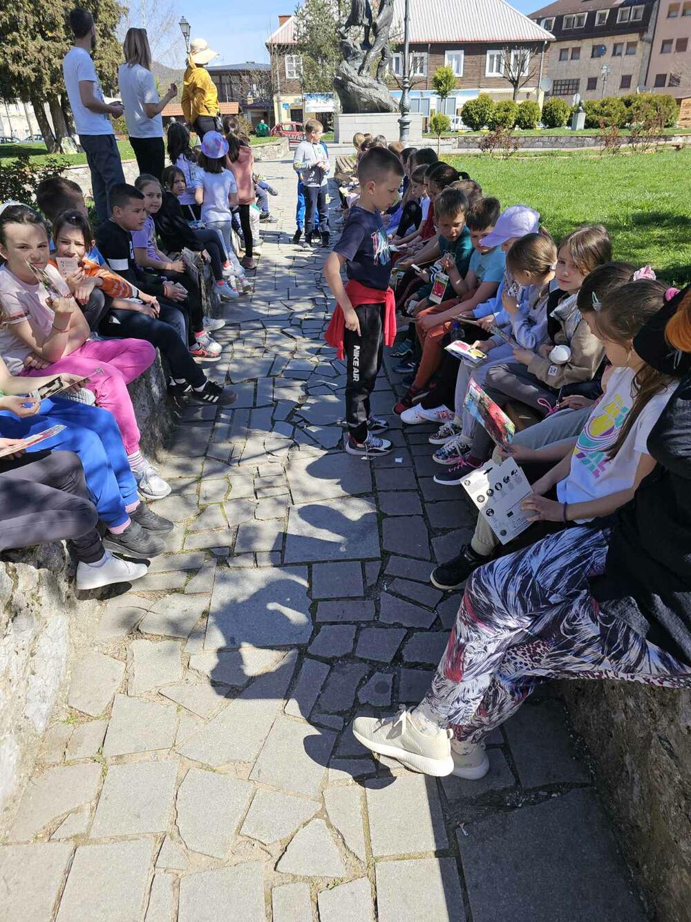 <p>"Djeca su bila izuzetno vrijedna i zainteresovana, a dobili su i zadatke, pa će na sjutrašnjem času likovnog naslikati ili nacrtati vrste biljke o kojima su danas nešto naučili i čije su fotografije dobili"</p>