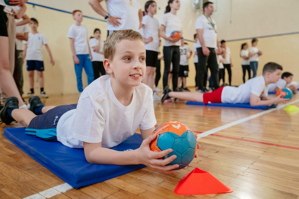 <p><strong>Donirana sportska oprema podgoričkoj Osnovnoj školi ”Maksim Gorki”</strong></p>