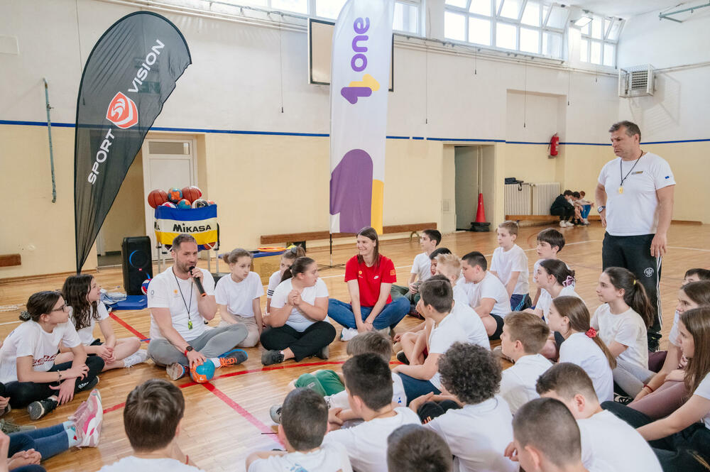 <p><strong>Donirana sportska oprema podgoričkoj Osnovnoj školi ”Maksim Gorki”</strong></p>