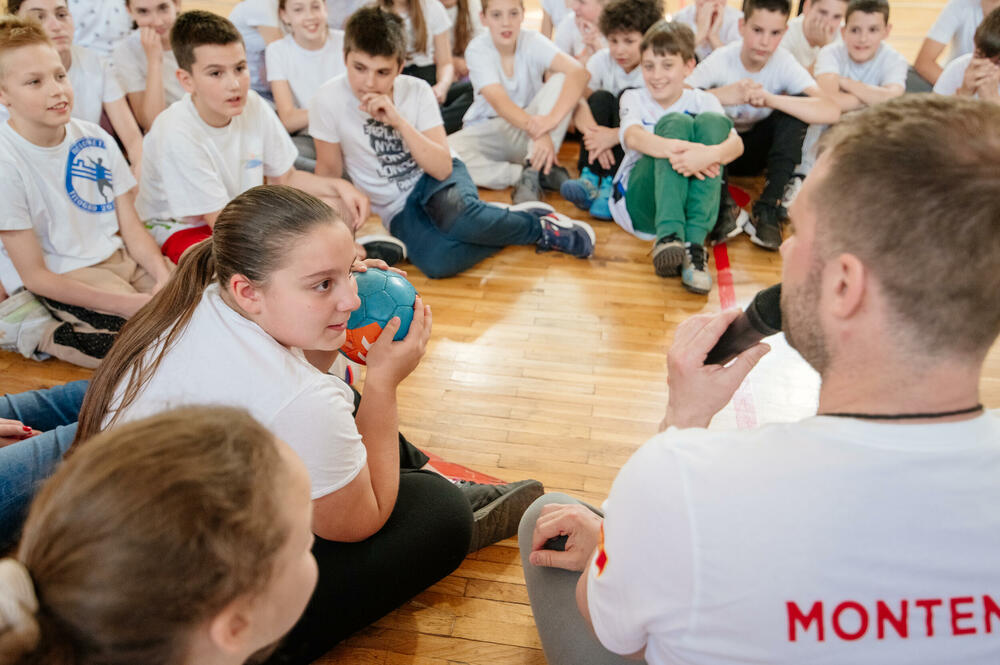 <p><strong>Donirana sportska oprema podgoričkoj Osnovnoj školi ”Maksim Gorki”</strong></p>