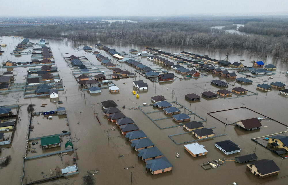 <p>Čitava sela i gradovi na ruskom južnom Uralu i zapadnom Sibiru poplavljeni su izlivenim rijekama, a najteže je pogođena oblast Orenburg</p>