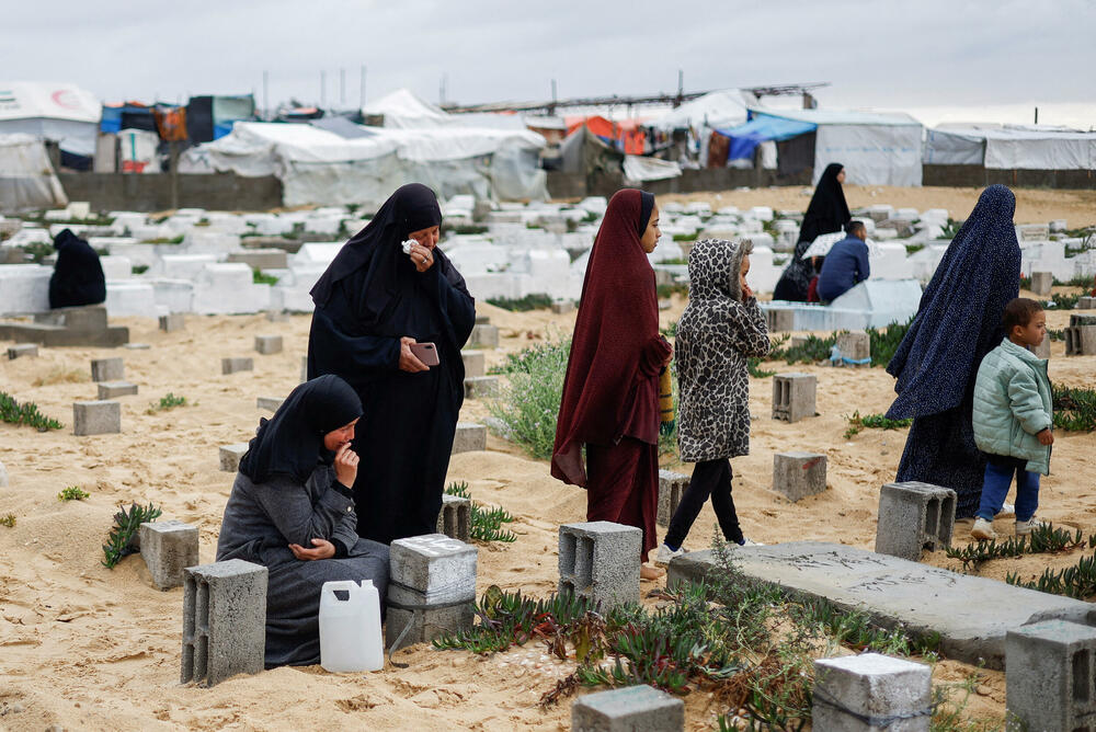 Palestinke na groblju žrtava rata juče u Rafi