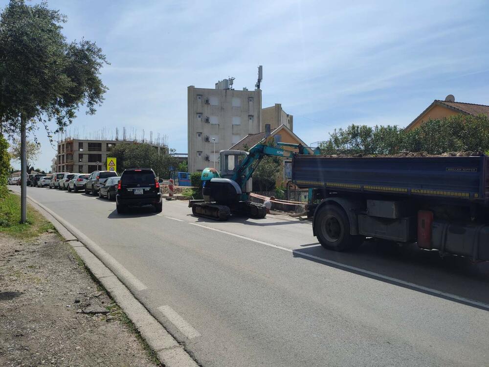 <p>Došlo je i do skoro potpune blokade odvijanja saobraćaja i na svim ulicama u najužem gradskom jezgru</p>
