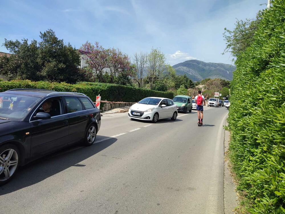 <p>Došlo je i do skoro potpune blokade odvijanja saobraćaja i na svim ulicama u najužem gradskom jezgru</p>
