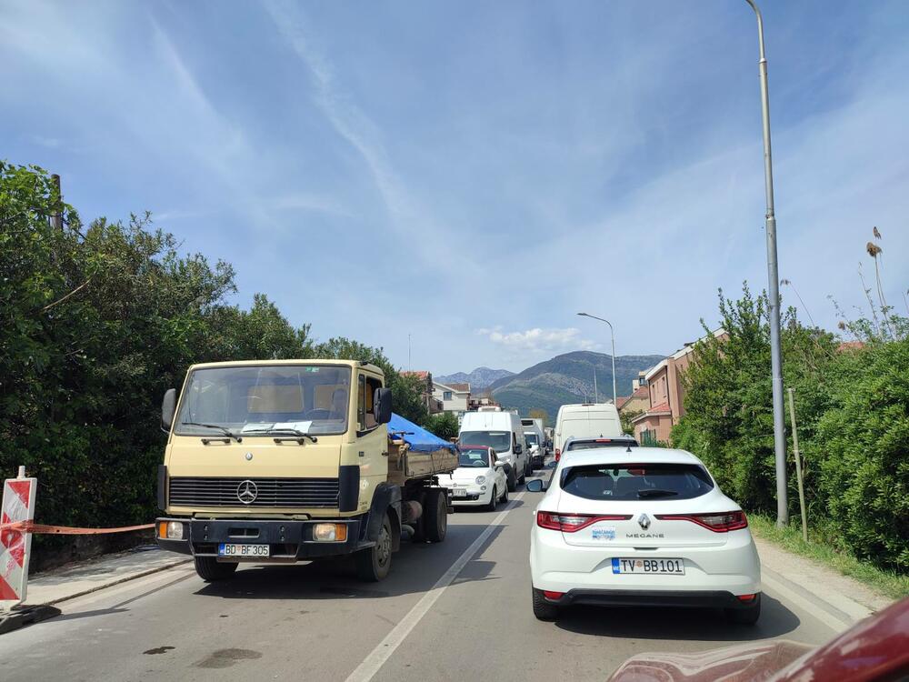 <p>Došlo je i do skoro potpune blokade odvijanja saobraćaja i na svim ulicama u najužem gradskom jezgru</p>