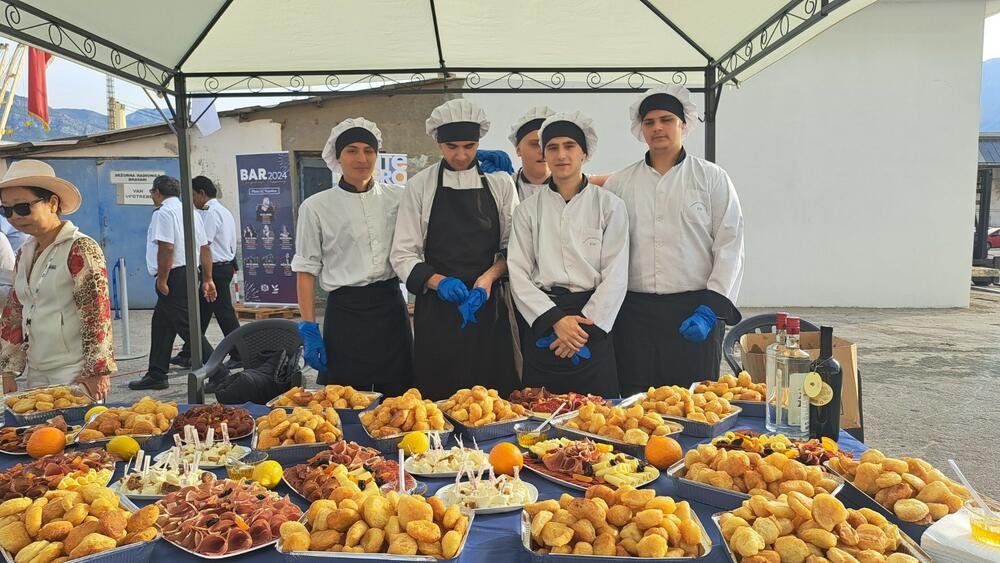 <p>"Sun Princess" ima 2150 kabina za goste i oko 1600 članova posade a prvi put je zaplovio morem ove godine</p>