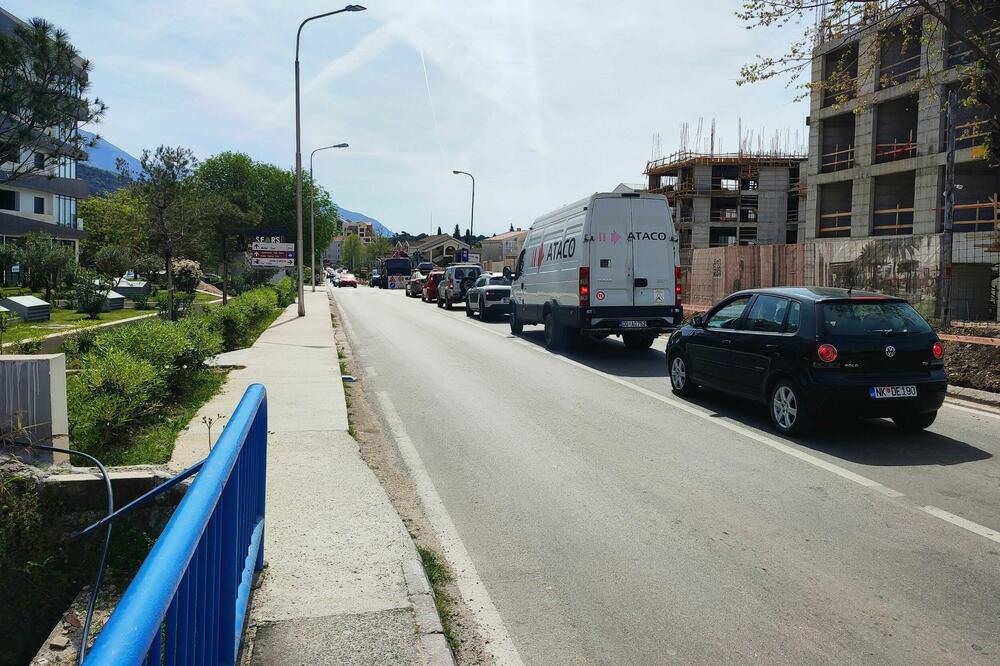 Kolone na magistrali, dok se kopa trotoar, Foto: Siniša Luković