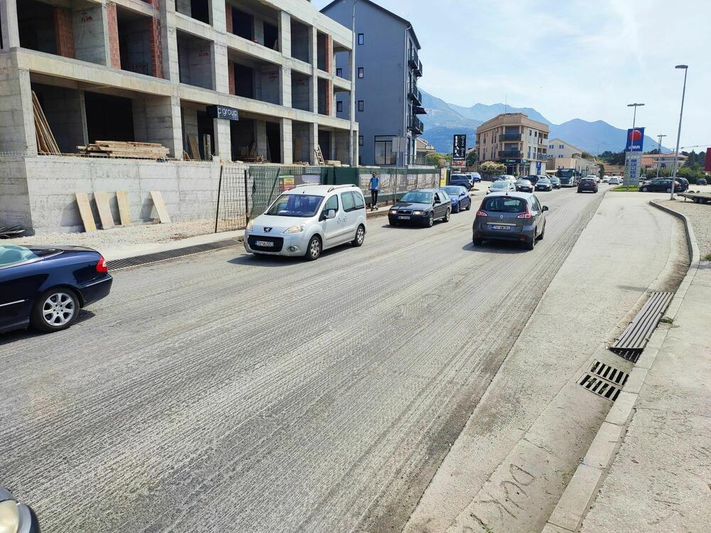 Čekajući novi asfalt u Dumidranu