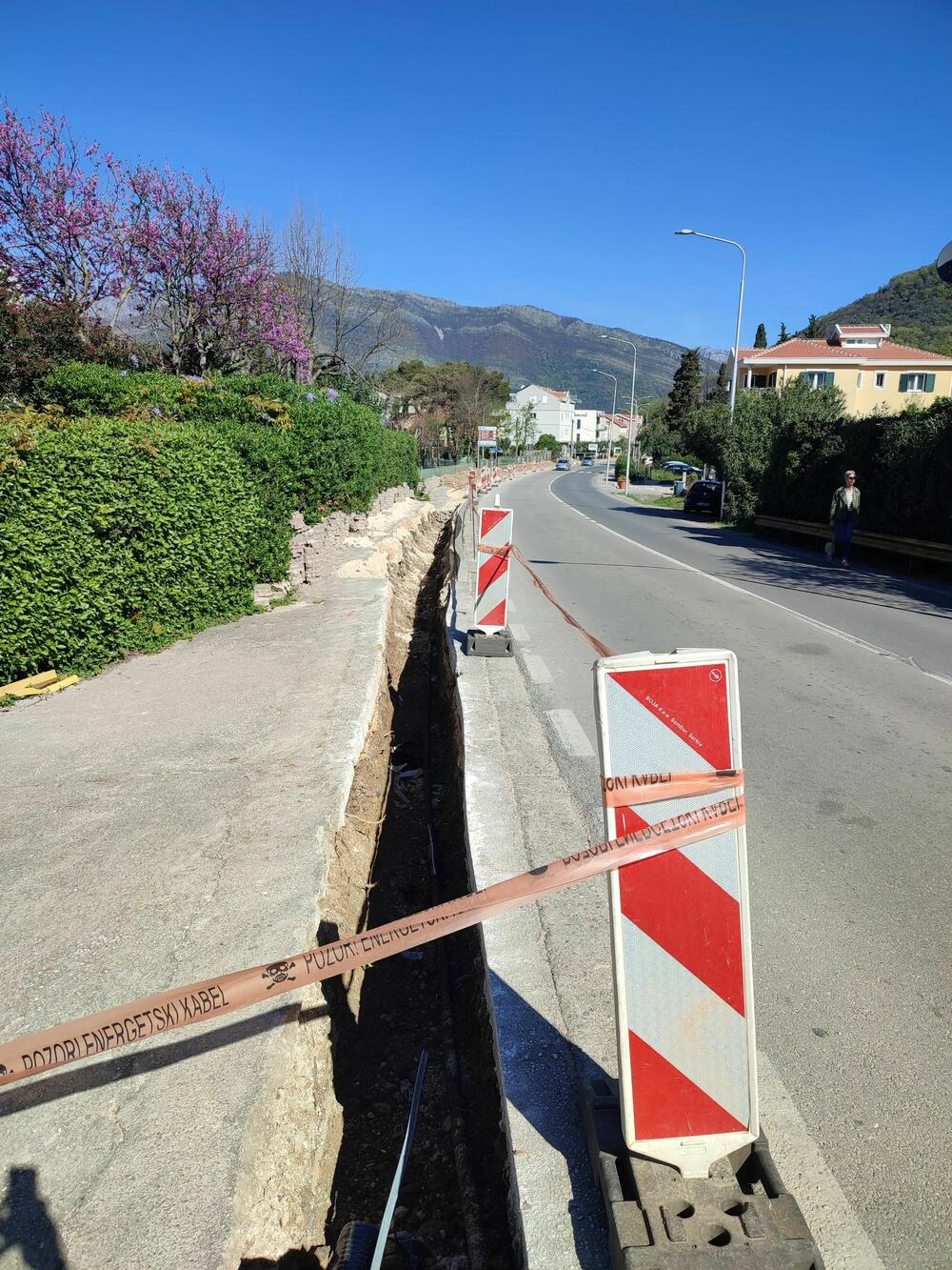 Rov iskopan prije mjesec u koji kablo još nije položeno