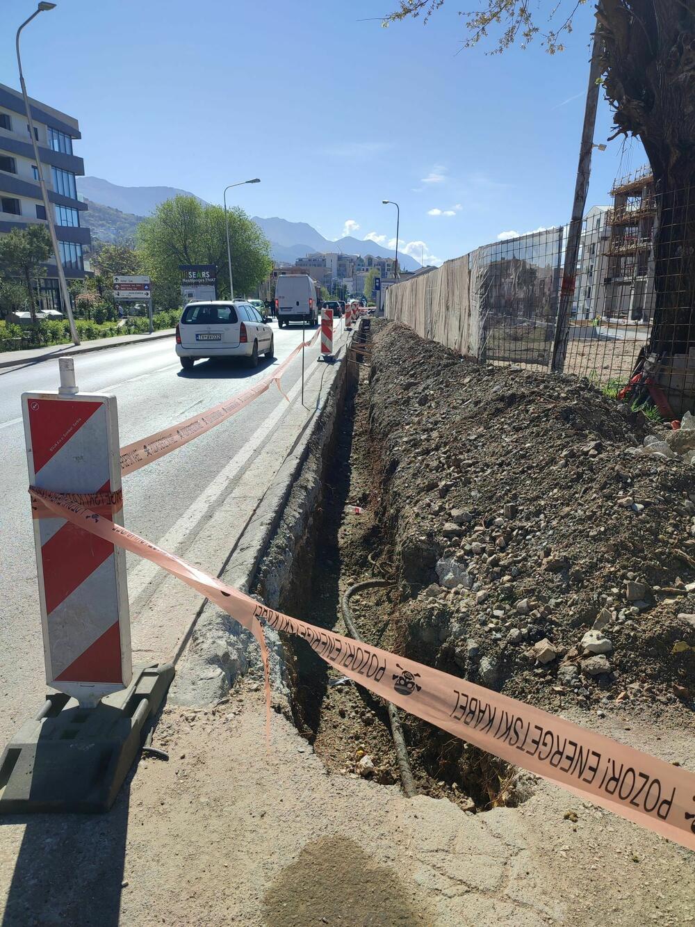 Otkopani rov stoji danima