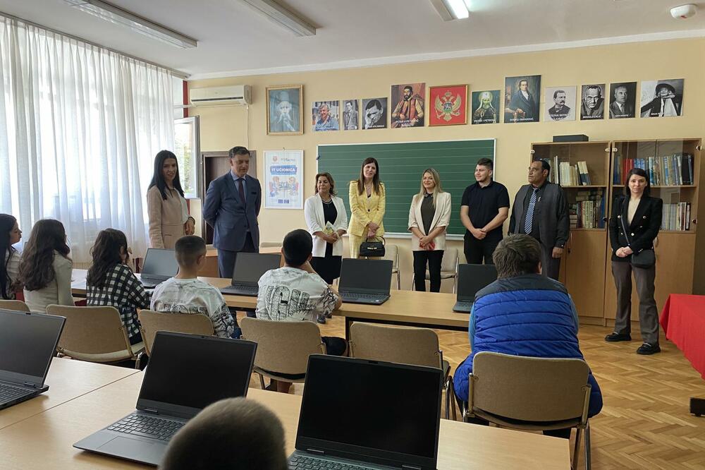 Predstavnici Opštine Tivat i Savjeta Evrope u posjeti OŠ "Drago Milović", Foto: Opština Tivat