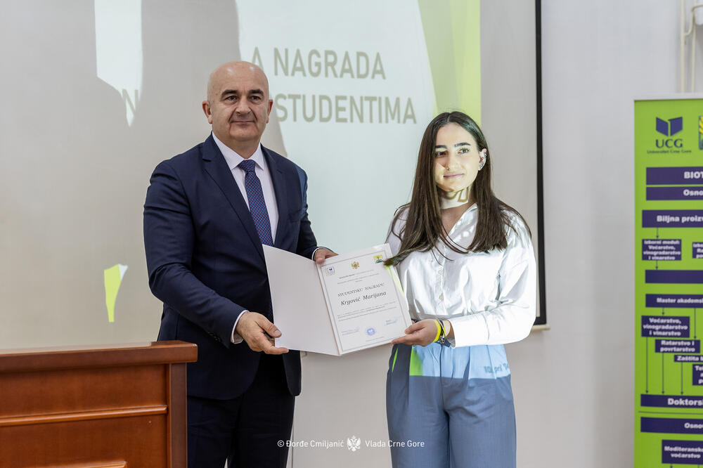 Joković sa jednom od nagrađenih studentkinja, Foto: Ministarstvo poljoprivrede, šumarstva i vodoprivrede