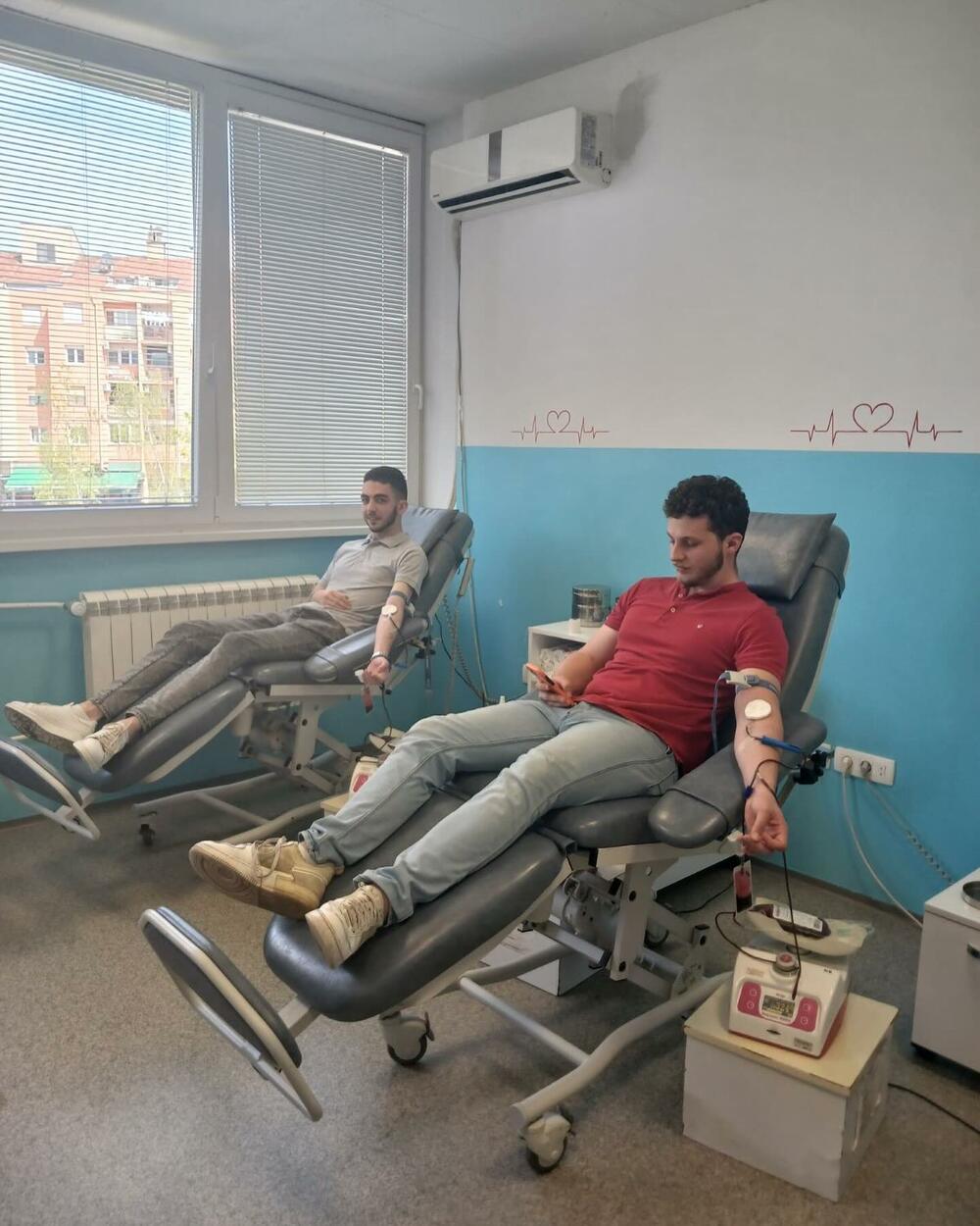 <p>Goran Damjanović, koordinator programskih aktivnosti u nikšićkom Crvenom krstu, kazao je da je zadovoljan odzivom maturanata koji su tim činom pokazali da su uspješno položili ispit zrelosti</p>