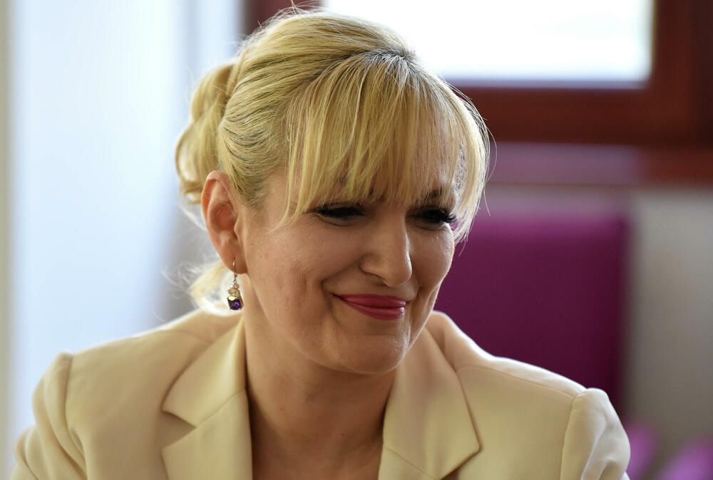 <p>Ona je na radnom doručku sa novinarima, istakla da je u organizaciji Skupštine Glavnog grada, u saradnji sa Zajednicom opština, gdje je odnedavno predsjednica Skupštine Zajednice opština, počeli su sa organizacijom niza okruglih stolova</p>