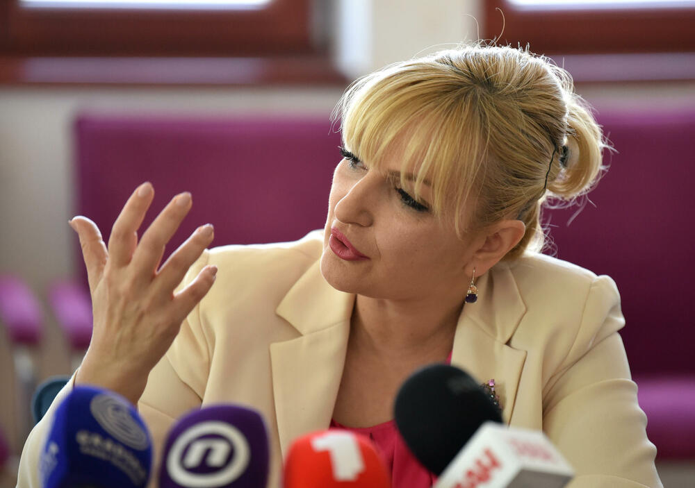 <p>Ona je na radnom doručku sa novinarima, istakla da je u organizaciji Skupštine Glavnog grada, u saradnji sa Zajednicom opština, gdje je odnedavno predsjednica Skupštine Zajednice opština, počeli su sa organizacijom niza okruglih stolova</p>