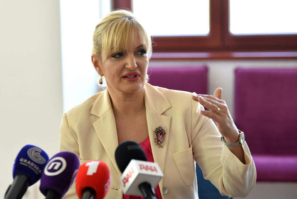 <p>Ona je na radnom doručku sa novinarima, istakla da je u organizaciji Skupštine Glavnog grada, u saradnji sa Zajednicom opština, gdje je odnedavno predsjednica Skupštine Zajednice opština, počeli su sa organizacijom niza okruglih stolova</p>