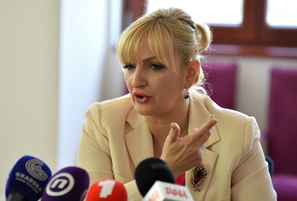 <p>Ona je na radnom doručku sa novinarima, istakla da je u organizaciji Skupštine Glavnog grada, u saradnji sa Zajednicom opština, gdje je odnedavno predsjednica Skupštine Zajednice opština, počeli su sa organizacijom niza okruglih stolova</p>