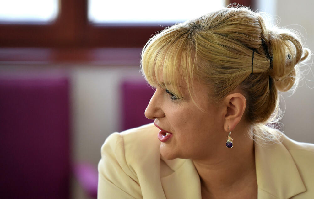 <p>Ona je na radnom doručku sa novinarima, istakla da je u organizaciji Skupštine Glavnog grada, u saradnji sa Zajednicom opština, gdje je odnedavno predsjednica Skupštine Zajednice opština, počeli su sa organizacijom niza okruglih stolova</p>