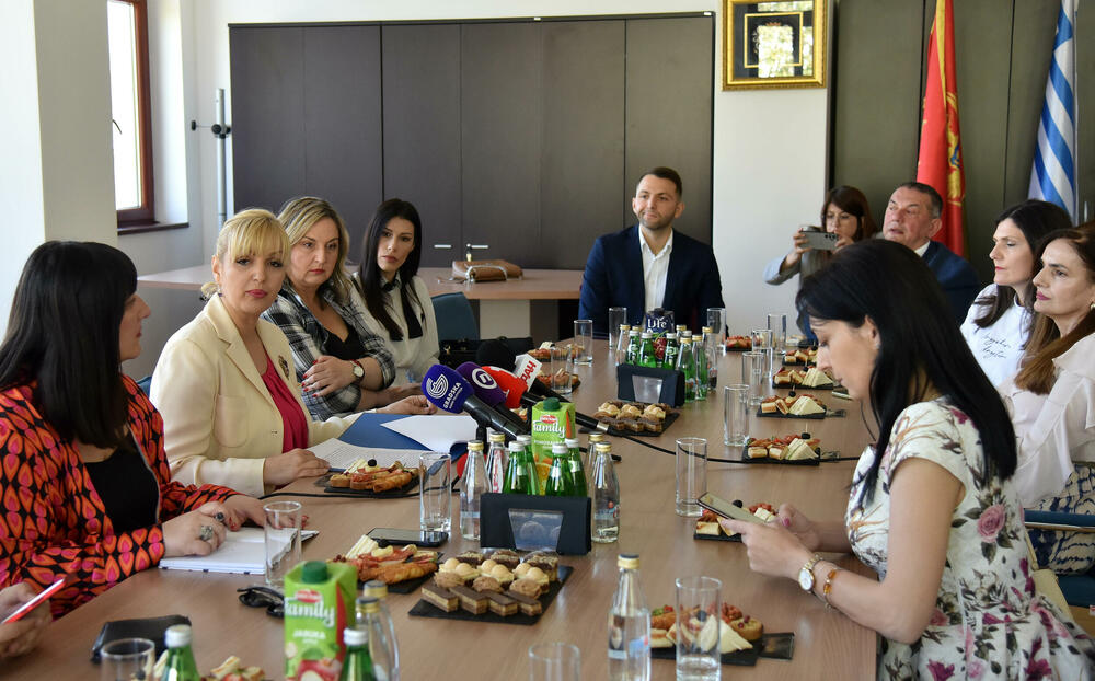 <p>Ona je na radnom doručku sa novinarima, istakla da je u organizaciji Skupštine Glavnog grada, u saradnji sa Zajednicom opština, gdje je odnedavno predsjednica Skupštine Zajednice opština, počeli su sa organizacijom niza okruglih stolova</p>