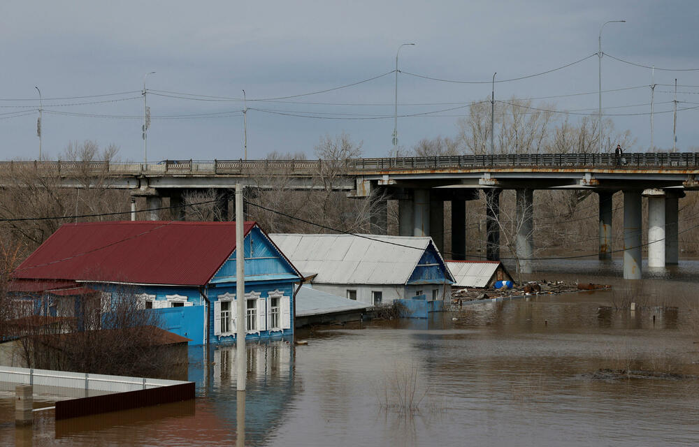 <p>Potop otopljene vode primorao je preko 120.000 ljudi da napuste svoje domove</p>