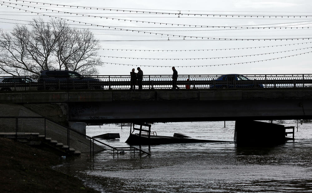 <p>Potop otopljene vode primorao je preko 120.000 ljudi da napuste svoje domove</p>