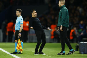 Xavi wouldn't "tread on" his word, Barca doesn't want to give him up