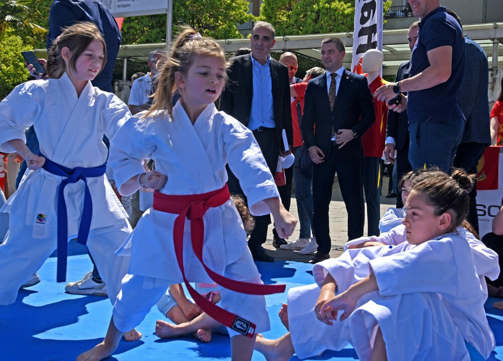 <p>Sajam sporta održan je danas na podgoričkom Trgu nezavisnosti. Sajmu su prisustvovale mnoge javne ličnosti i političari koji su i u odijelima pokazali svoje sportske vještine.</p>