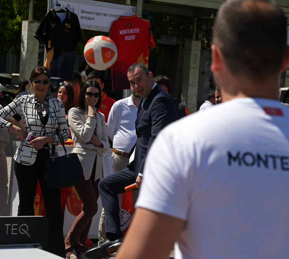 <p>Sajam sporta održan je danas na podgoričkom Trgu nezavisnosti. Sajmu su prisustvovale mnoge javne ličnosti i političari koji su i u odijelima pokazali svoje sportske vještine.</p>