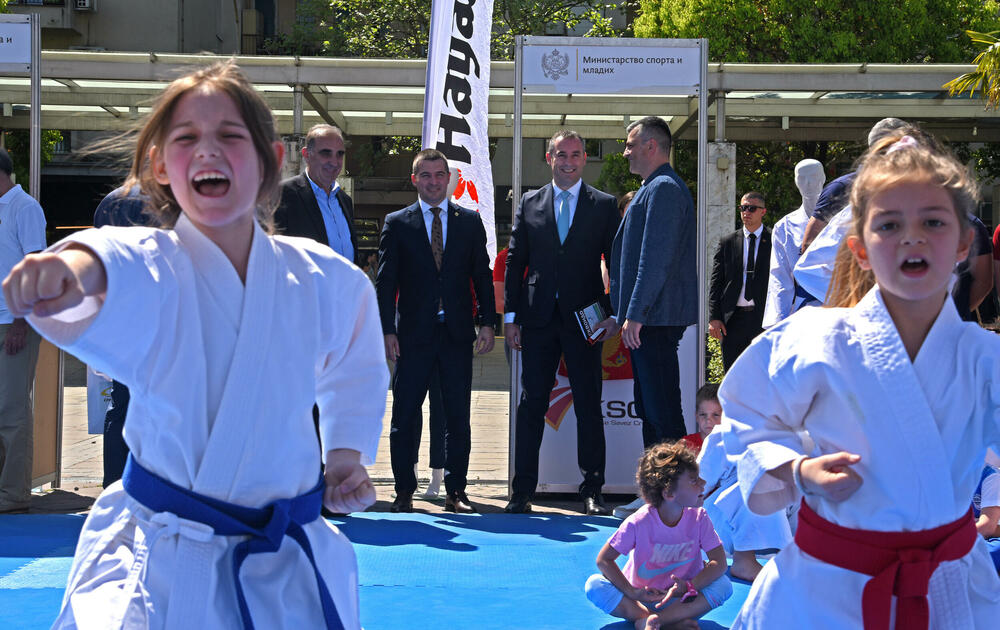 <p>Sajam sporta održan je danas na podgoričkom Trgu nezavisnosti. Sajmu su prisustvovale mnoge javne ličnosti i političari koji su i u odijelima pokazali svoje sportske vještine.</p>