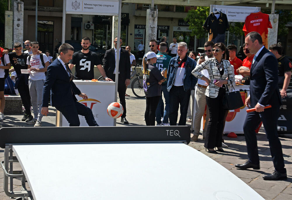 <p>Sajam sporta održan je danas na podgoričkom Trgu nezavisnosti. Sajmu su prisustvovale mnoge javne ličnosti i političari koji su i u odijelima pokazali svoje sportske vještine.</p>